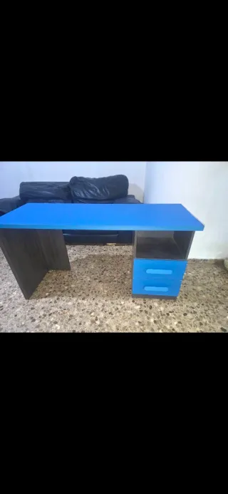 Escritorio juvenil azul y madera