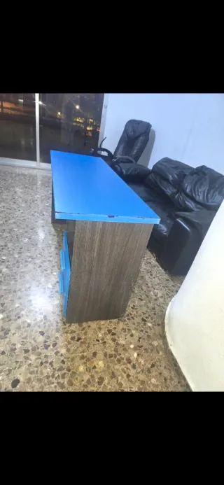 Escritorio juvenil azul y madera