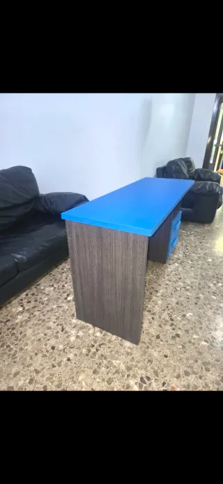 Escritorio juvenil azul y madera