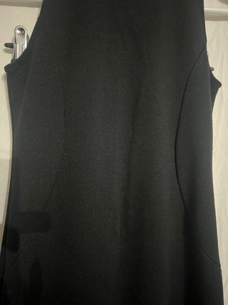 Vestido negro cuello alto sin mangas