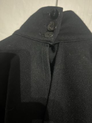 Vestido negro cuello alto sin mangas