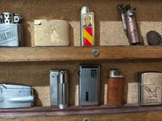 Vitrina expositora con mecheros de colección