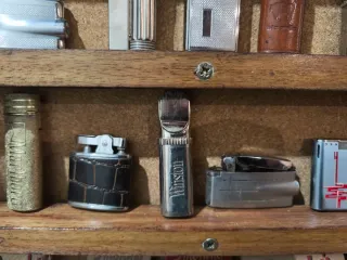 Vitrina expositora con mecheros de colección