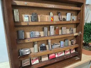 Vitrina expositora con mecheros de colección