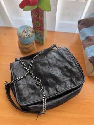 Bolso negro acolchado con cadena