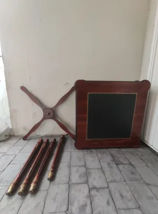 Mesa de juegos antigua de madera y cuero