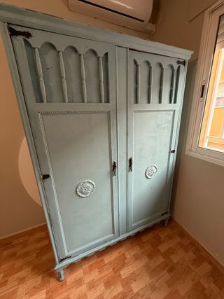 Armario vintage azul y mesitas