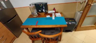 Mesa de madera con 4 sillas