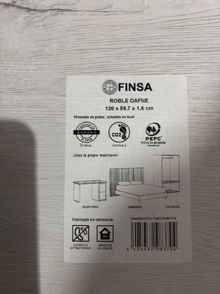 Mesa de estudio gris y blanca