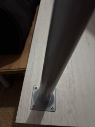 Mesa de estudio gris y blanca