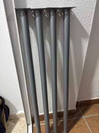 Mesa de estudio gris y blanca