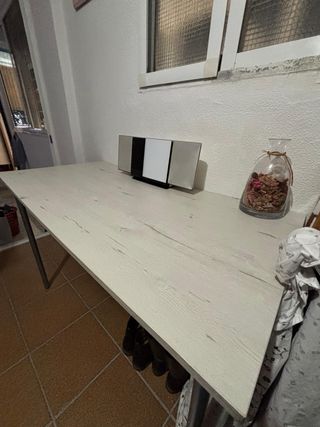 Mesa de estudio gris y blanca