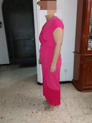 Elegante vestido rosa con flecos
