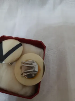 Orecchini rotondi panna e neri