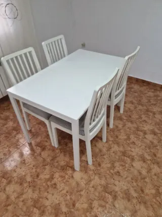 Mesa y 4 Sillas Ikea