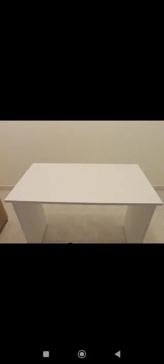 Mesa de escritorio blanca de madera