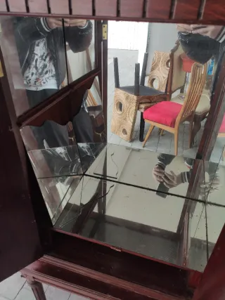 Licorera antigua de madera con espejo