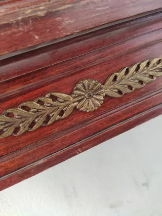 Licorera antigua de madera con espejo