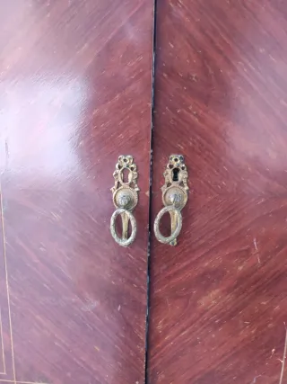 Licorera antigua de madera con espejo