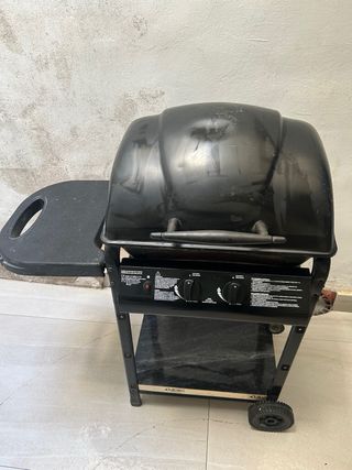 Barbacoa de gas negra