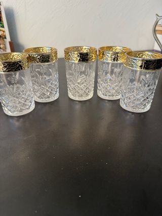 Tetera de metal plateada con vasos de te arabe