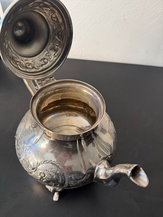 Tetera de metal plateada con vasos de te arabe