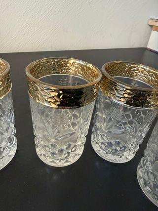 Tetera de metal plateada con vasos de te arabe