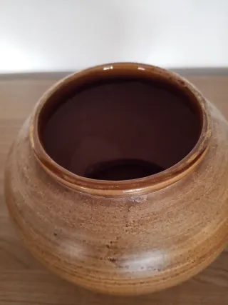 Jarrón de cerámica marrón