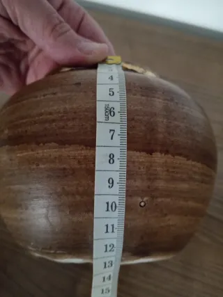 Jarrón de cerámica marrón