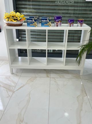 Mueble expositor blanco