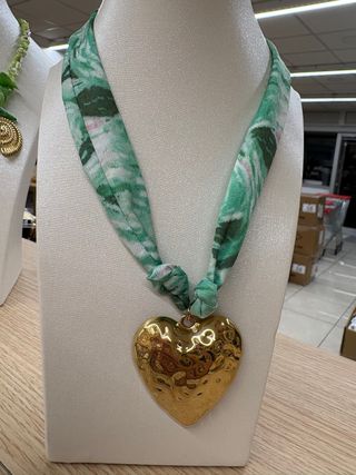 Collana con ciondolo a cuore dorato