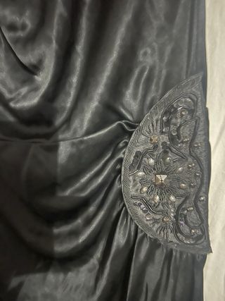 Vestido negro con detalles brillantes