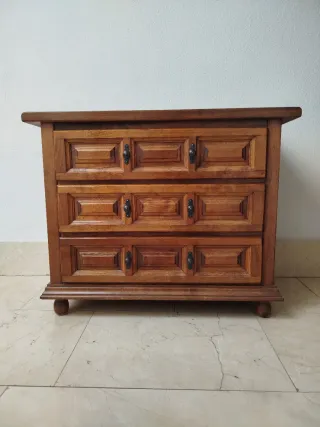 Cómoda de madera con 3 cajones