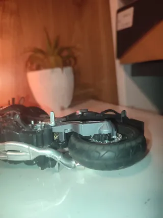 BMW K 1300 R Moto Negra y Gris a escala