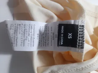 Camiseta crema gato durmiendo