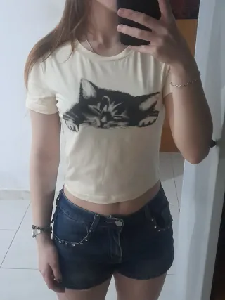 Camiseta crema gato durmiendo