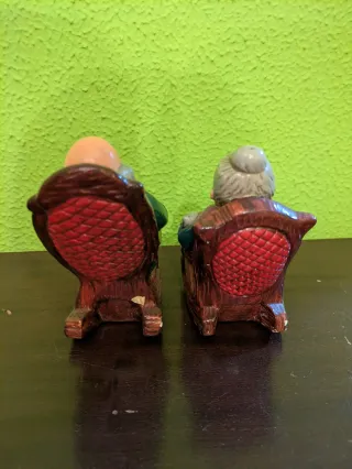 Coppia di figure vintage di nonni sulla sedia a dondolo