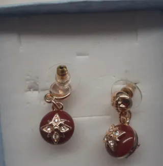 Orecchini pendenti rossi con dettagli oro