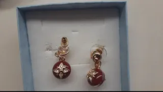 Orecchini pendenti rossi con dettagli oro