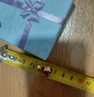 Orecchini pendenti rossi con dettagli oro