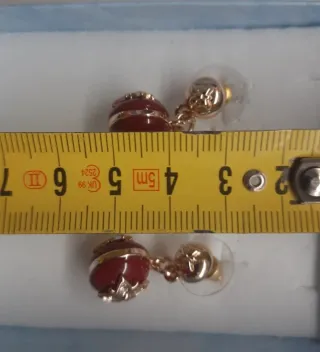 Orecchini pendenti rossi con dettagli oro