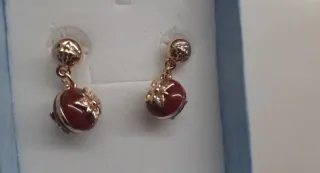 Orecchini pendenti rossi con dettagli oro