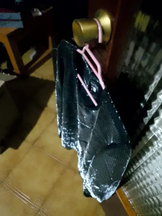 Blusa negra elegante con detalles brillantes.