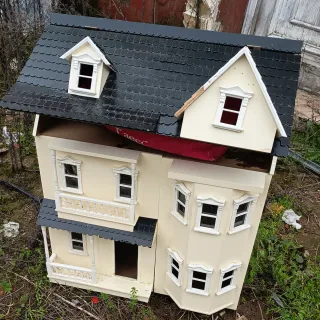 Casa de muñecas de madera clásica