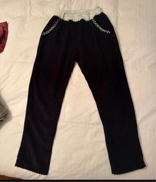 Pantalones negros con detalles plateados