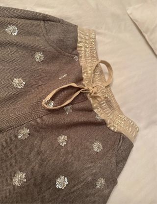 Pantalón marrón con lentejuelas doradas