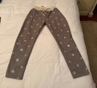 Pantalón marrón con lentejuelas doradas