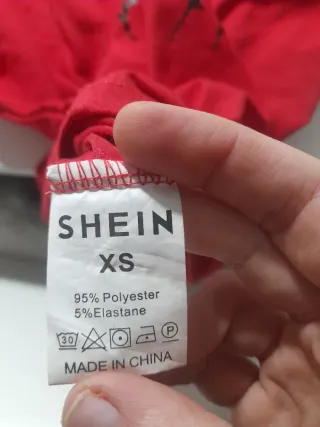 Camiseta roja manga larga estampado cruz