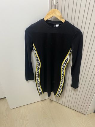 Vestido negro con detalles amarillos