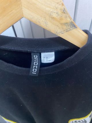 Vestido negro con detalles amarillos